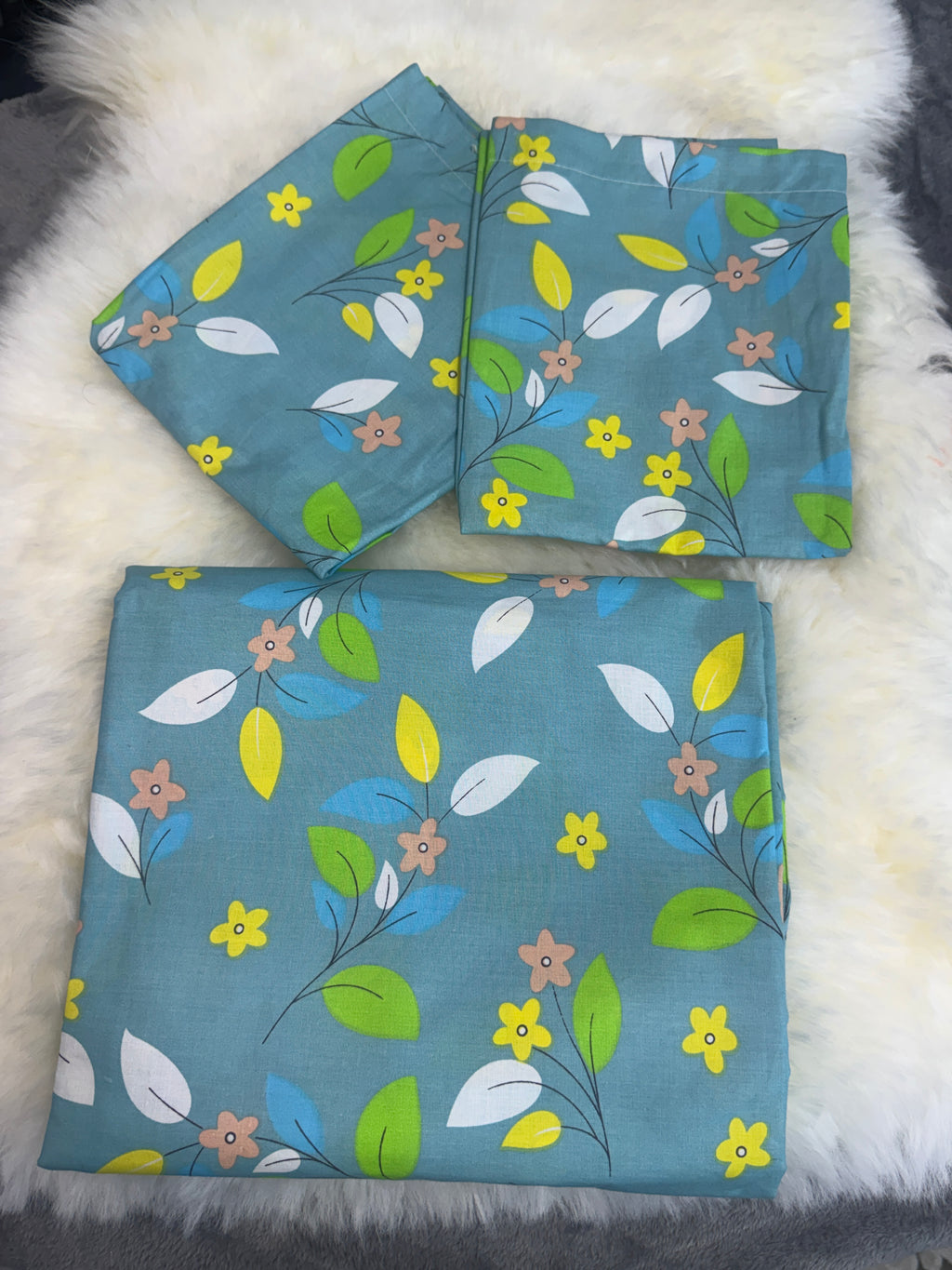 Home Tex Classical floral bedsheet set and two matching pillowcases.