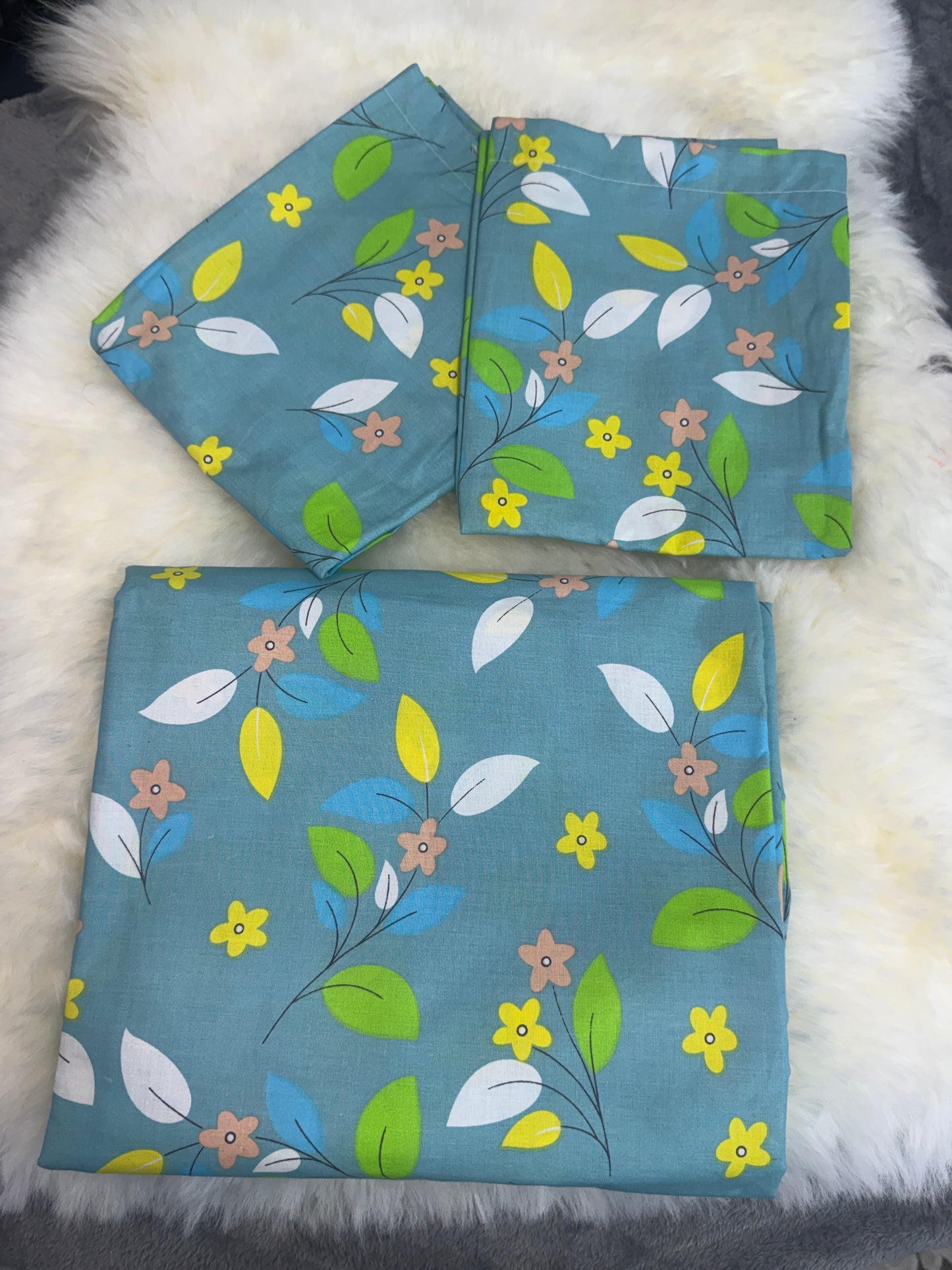 Home Tex Classical floral bedsheet set and two matching pillowcases.