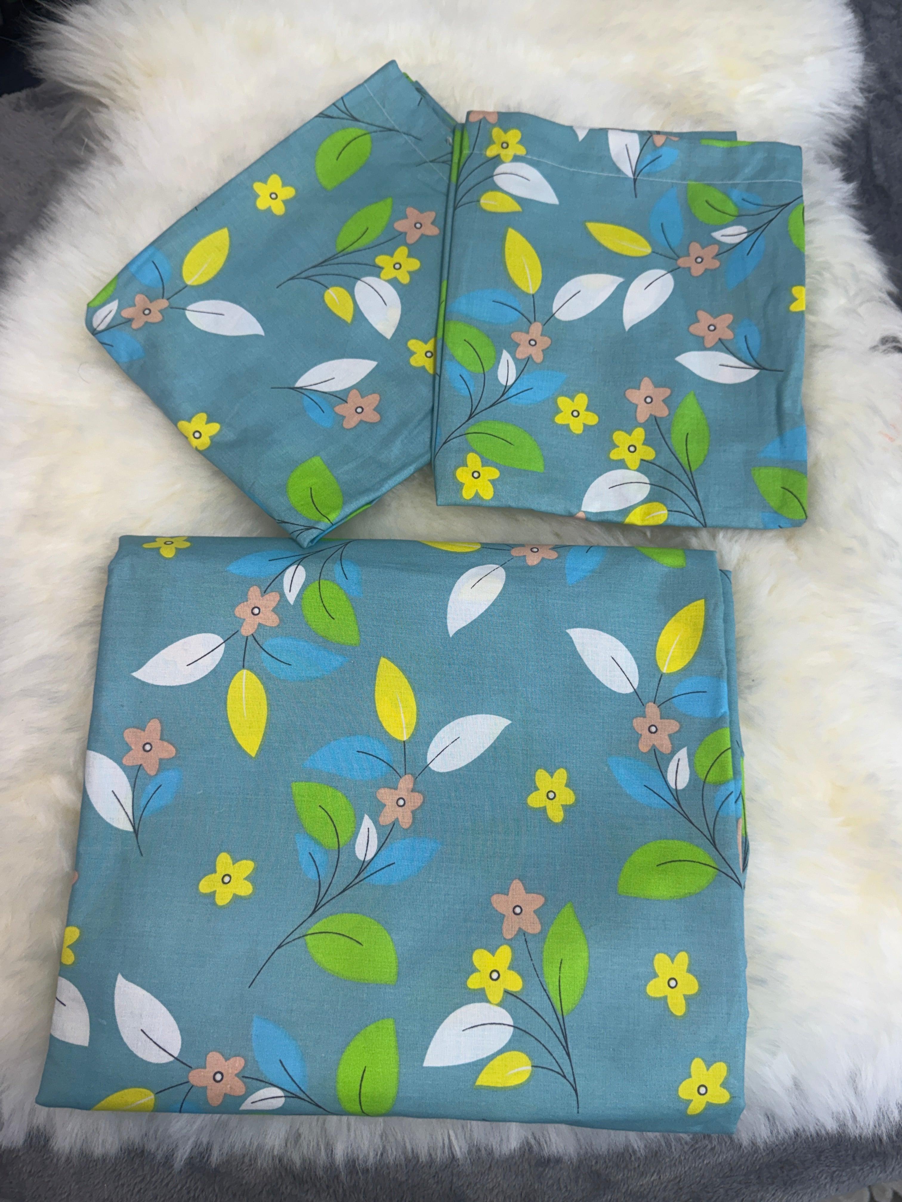 Home Tex Classical floral bedsheet set and two matching pillowcases.