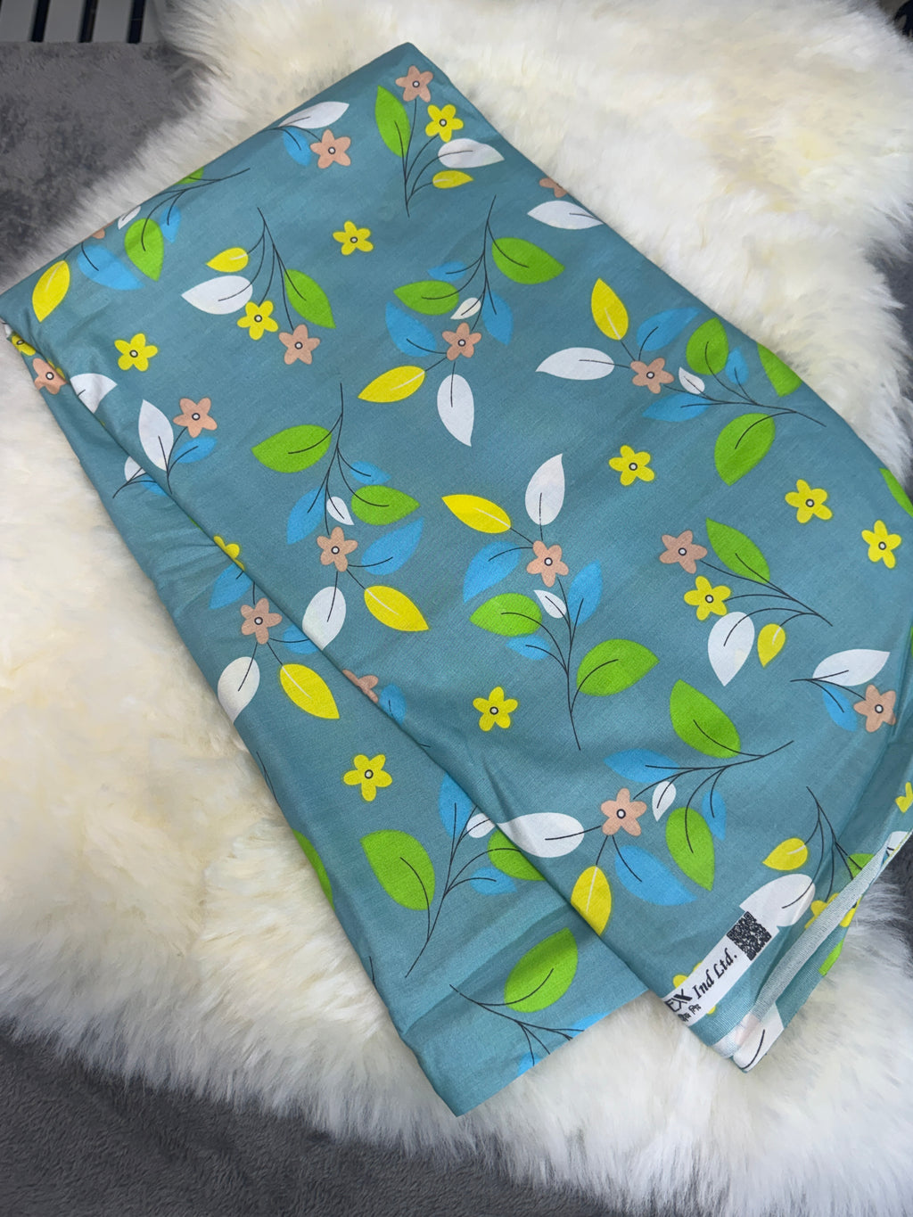 Home Tex Classical floral bedsheet set and two matching pillowcases.
