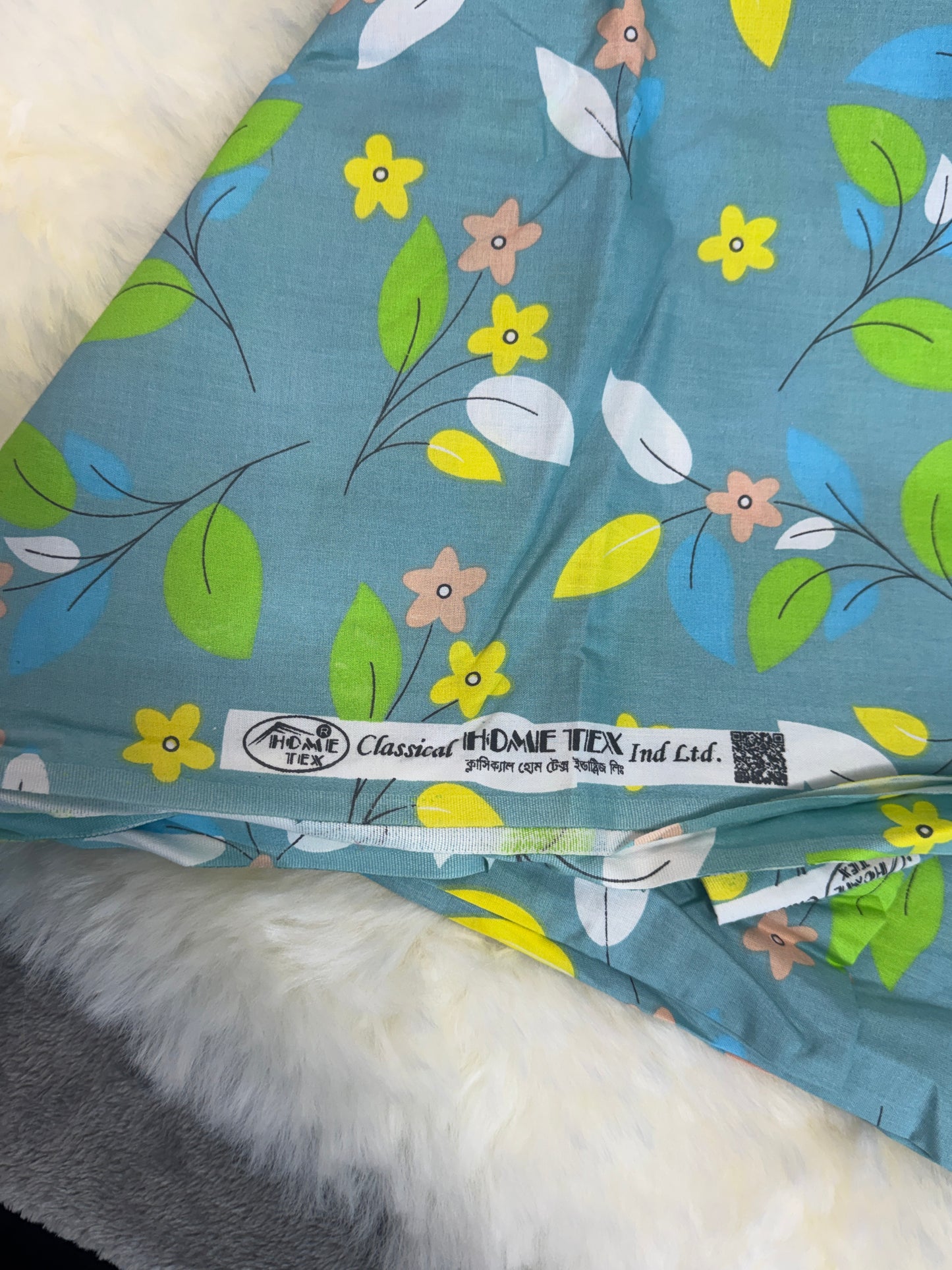 Home Tex Classical floral bedsheet set and two matching pillowcases.