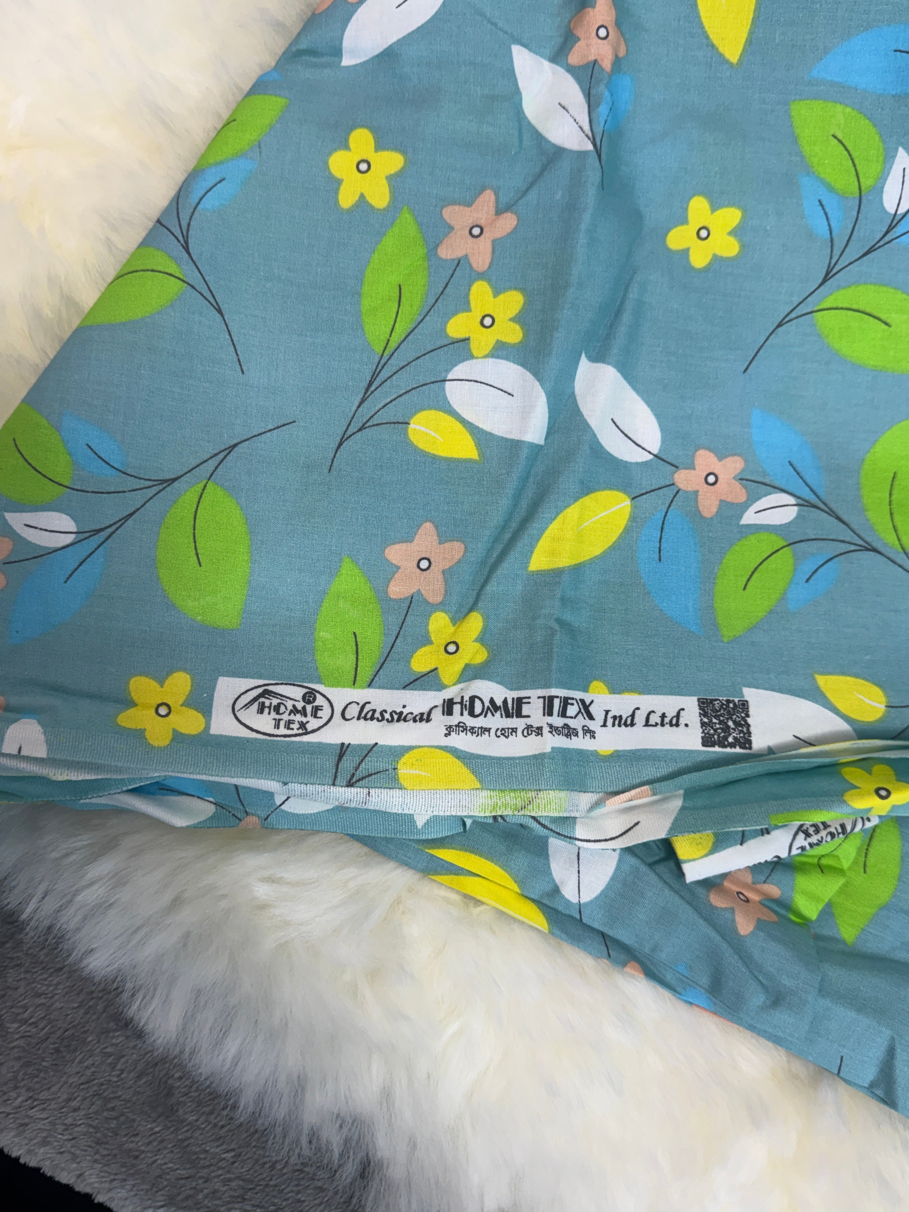 Home Tex Classical floral bedsheet set and two matching pillowcases.