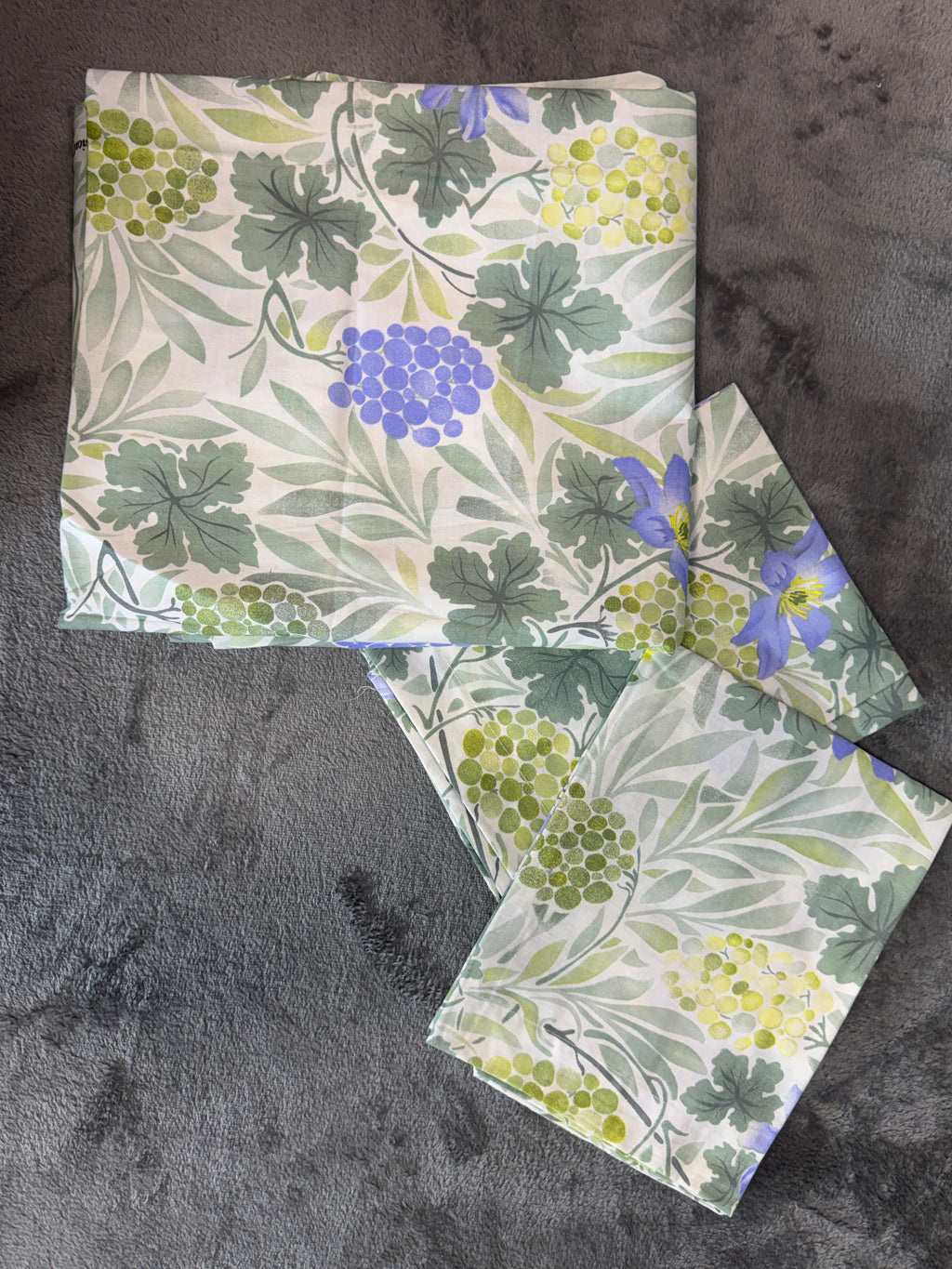 Home Tex Classical floral and fruit-themed bedsheet set